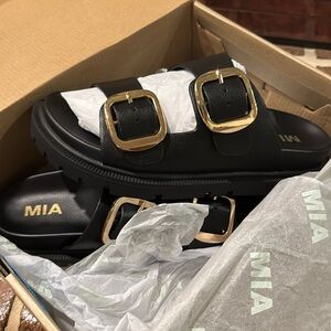NEW IN THE BOX Mia platform sandal. Size 8. Black🖤🖤